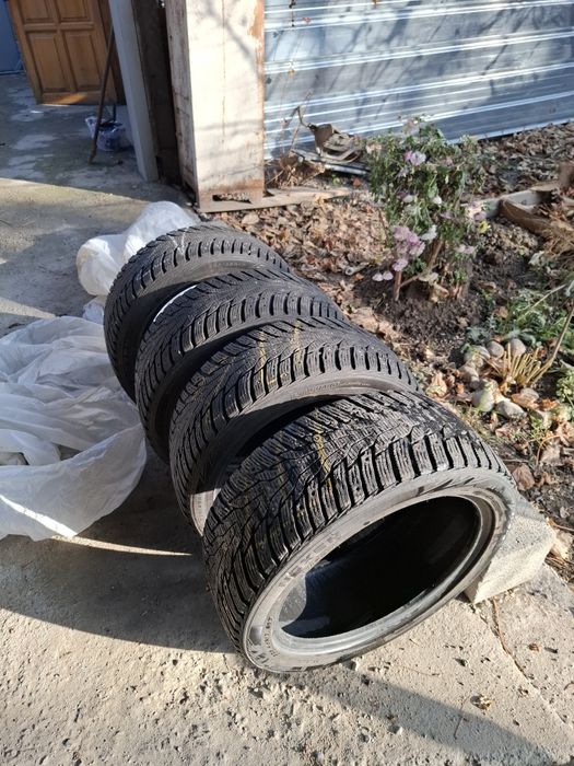 Продам б/у резину 225/45/17 шины в хорошем состоянии шипованные Корея