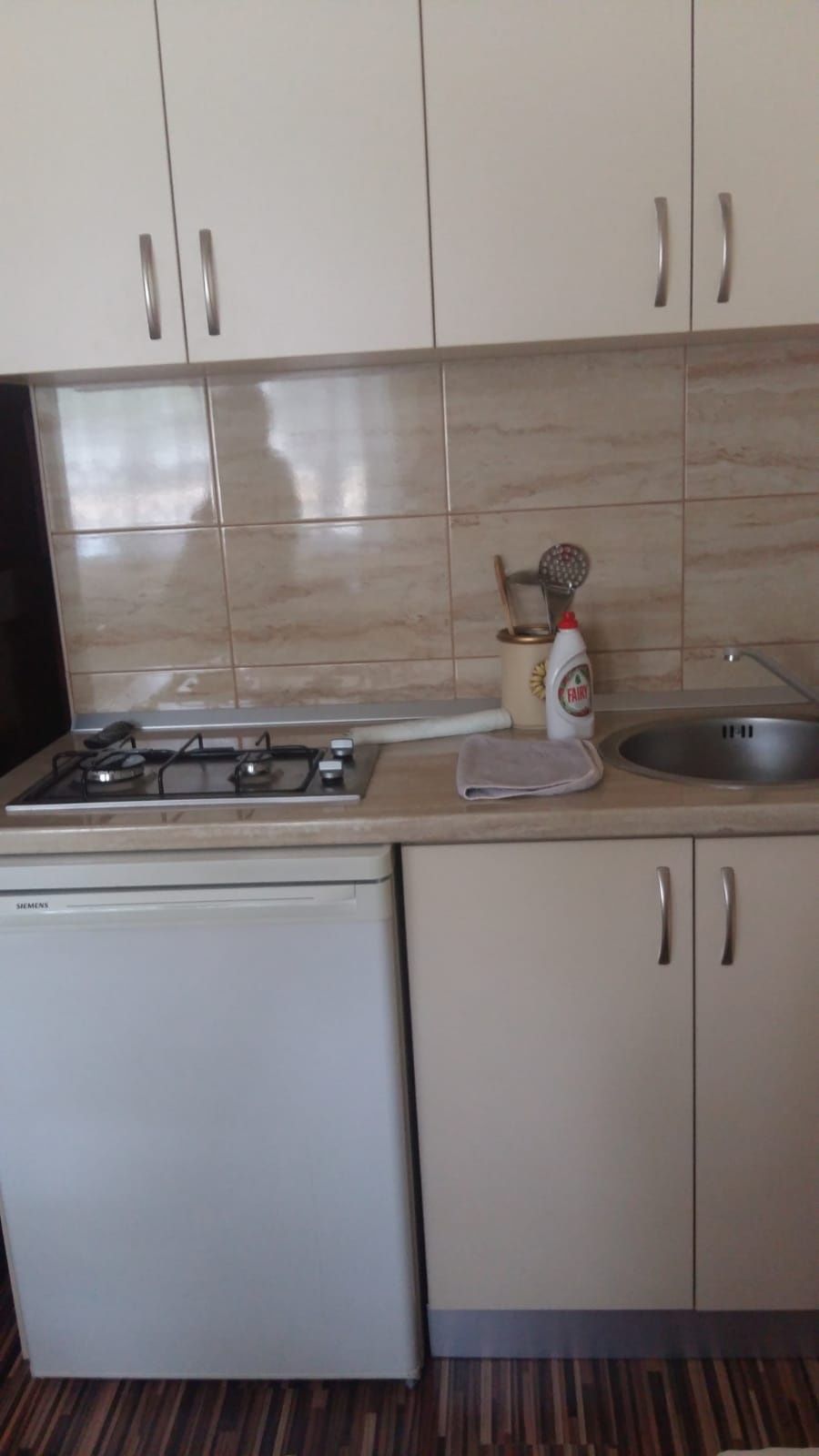 Închiriez garsoniera zona Dacia parter