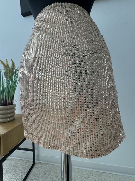 Fusta boohoo-noua, cu eticheta