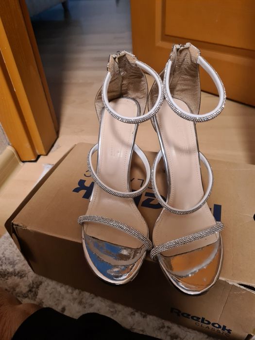 Обувки на ток сребристи