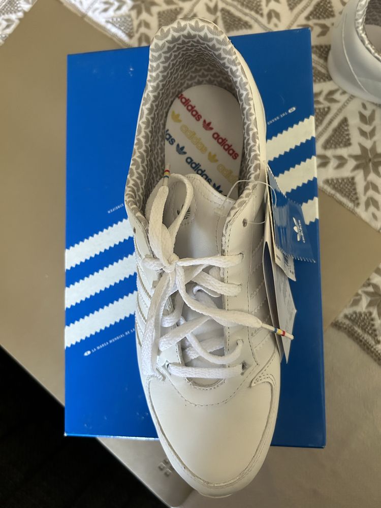 Маратонки ест. кожа - ADIDAS - р-р 40 (оригинални)