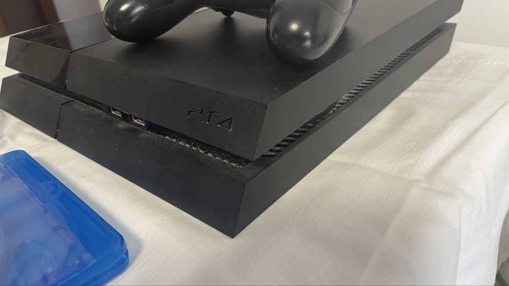 Vand Playstation 4 plus 2 jocuri incluse,HDD extern Seagate Expandable