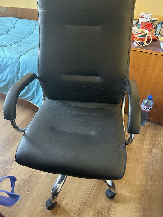 Кожен офисен стол