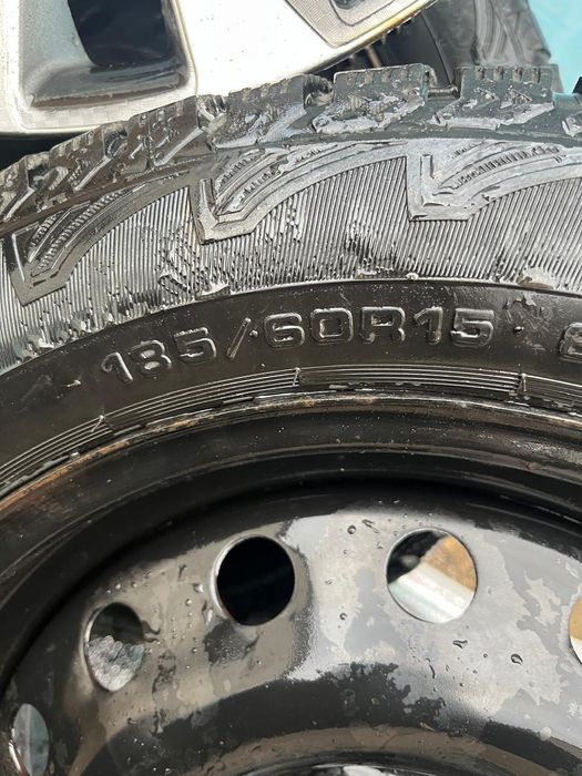Продам комплект резины на дисках на 15