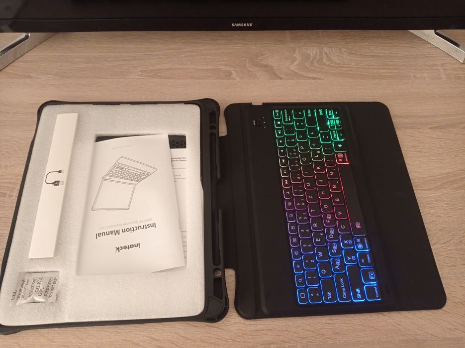 Husa cu tastatura si bluetooth luminată preț 100 lei Noi nouțe!