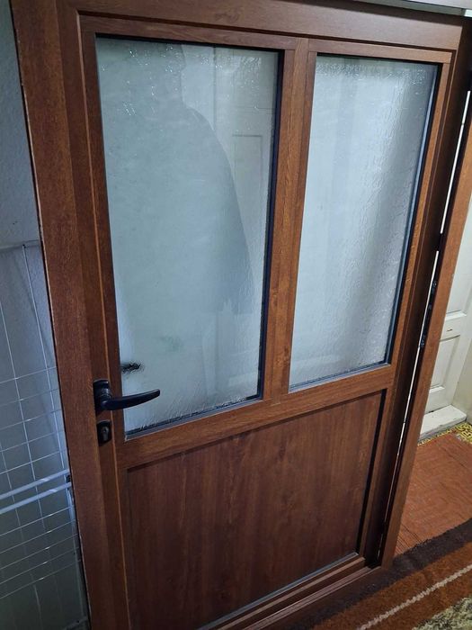 Алуминиева врата с рамка – Златен Дъб, армирано стъкло