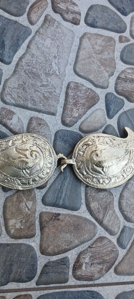 Големи бронзови пафти и бронзова мелничка