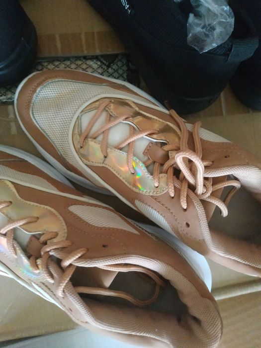 Янги, қора мехли оёқ кийимлар.