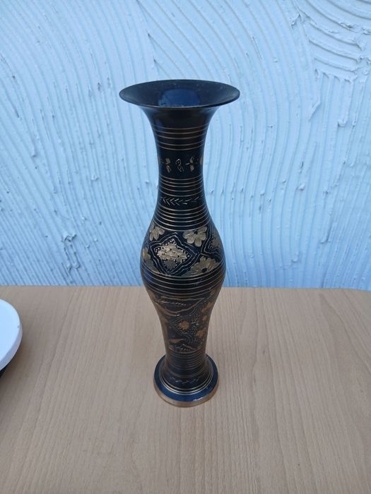 Бронзова ваза с гравюри цена 45лв