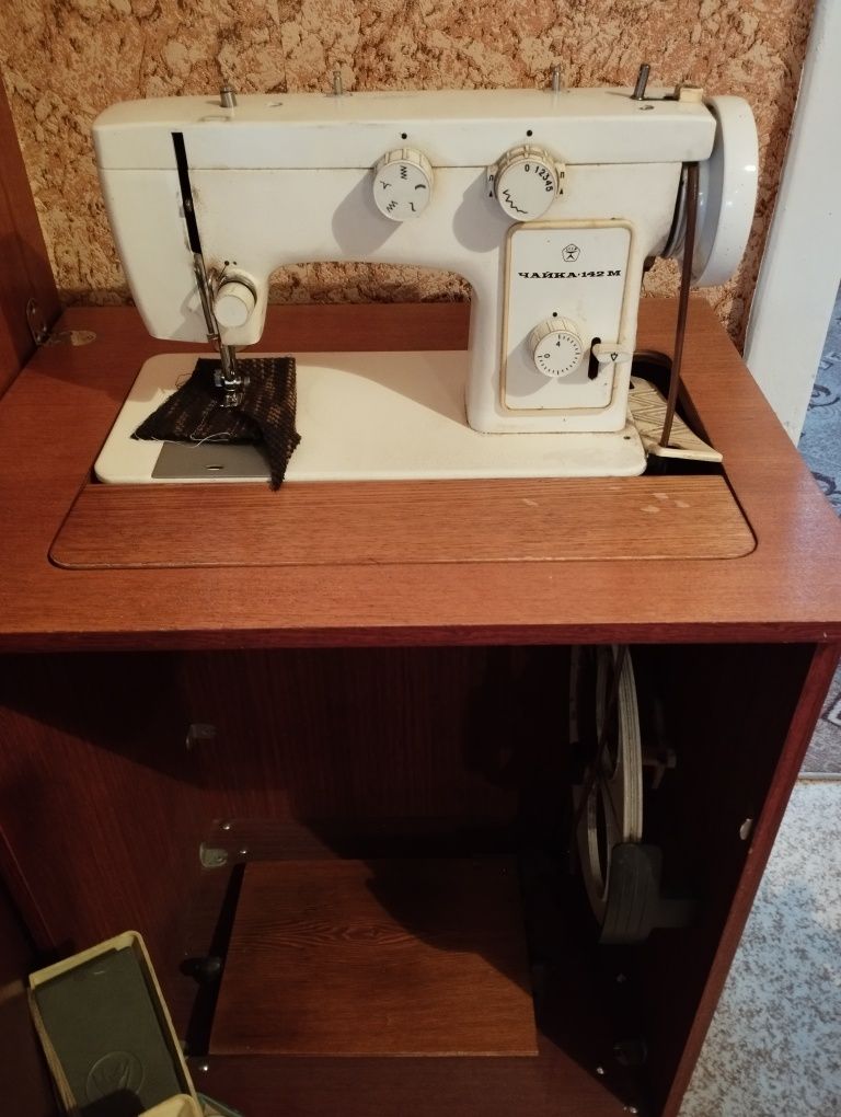 Продам швейную машинку ,ножная в тумбе