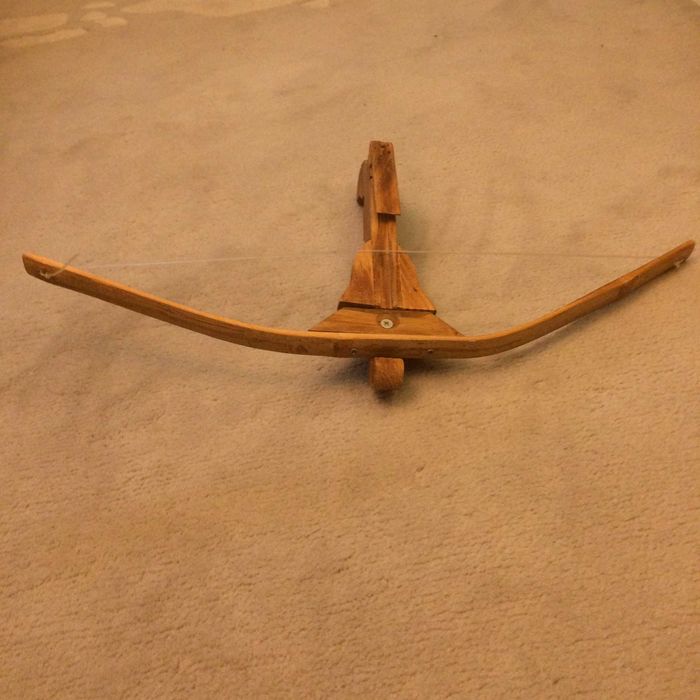 Arbaleta pentru panoplie dar si functionala pt trageri la tinta