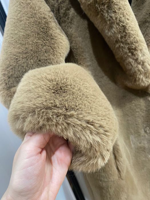 Мъхесто палто Mango от изкуствена кожа с косъм в бежово