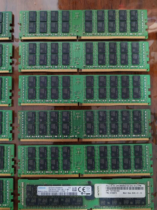 Samsung RDIMM ECC 352GB 11x32GB PC4 2133 DDR4  Server M393A4K40BB0