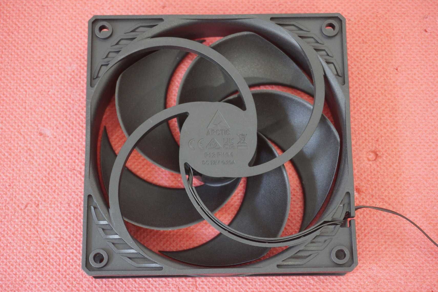 Комплект 4х Arctic P12 120mm 4pin PWM Вентилатори с HUB