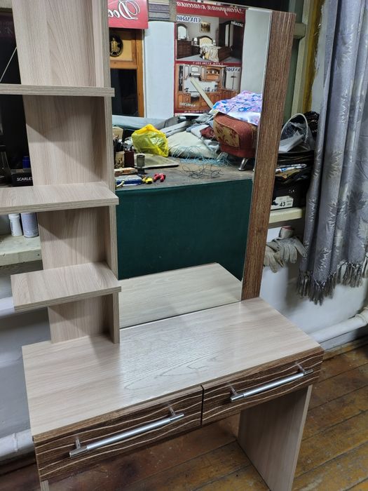 Продам тримо с зеркалом и полачками