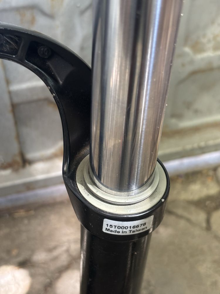 Вилка RockShox Tora 302 solo air U-turn