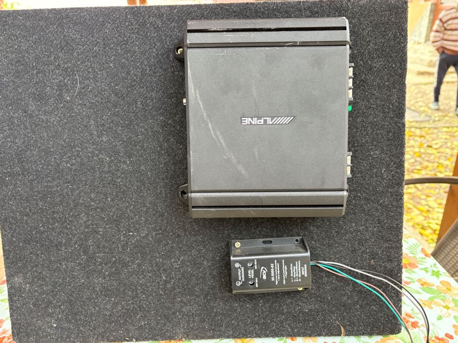 Subwoofer și stație Alpine 800 W