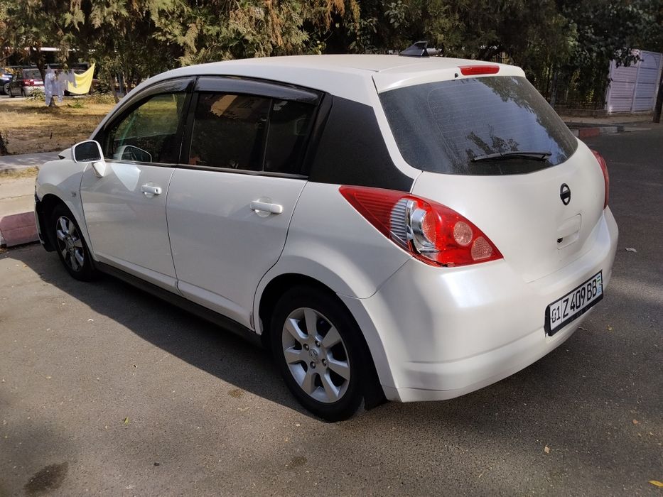 Nissan tiida sotiladi oldidan urilgan