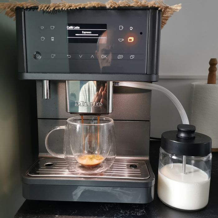 Aparat de cafea, expresor Miele CM 6560 cu wifi recipient lapte