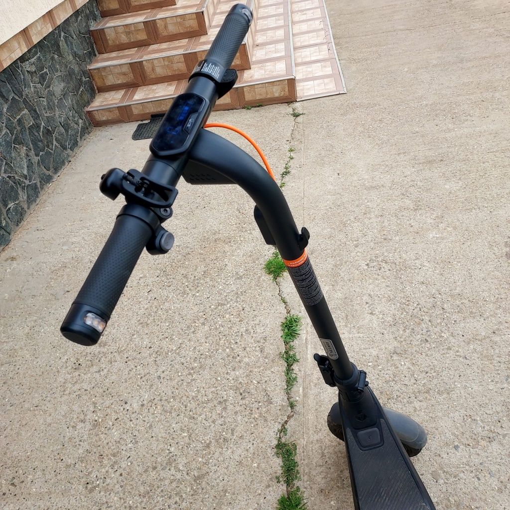Se vinde trotineta Segway Ninebit KickScoter E2 pro