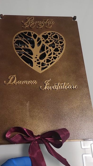 Placheta gravata pe sticla
