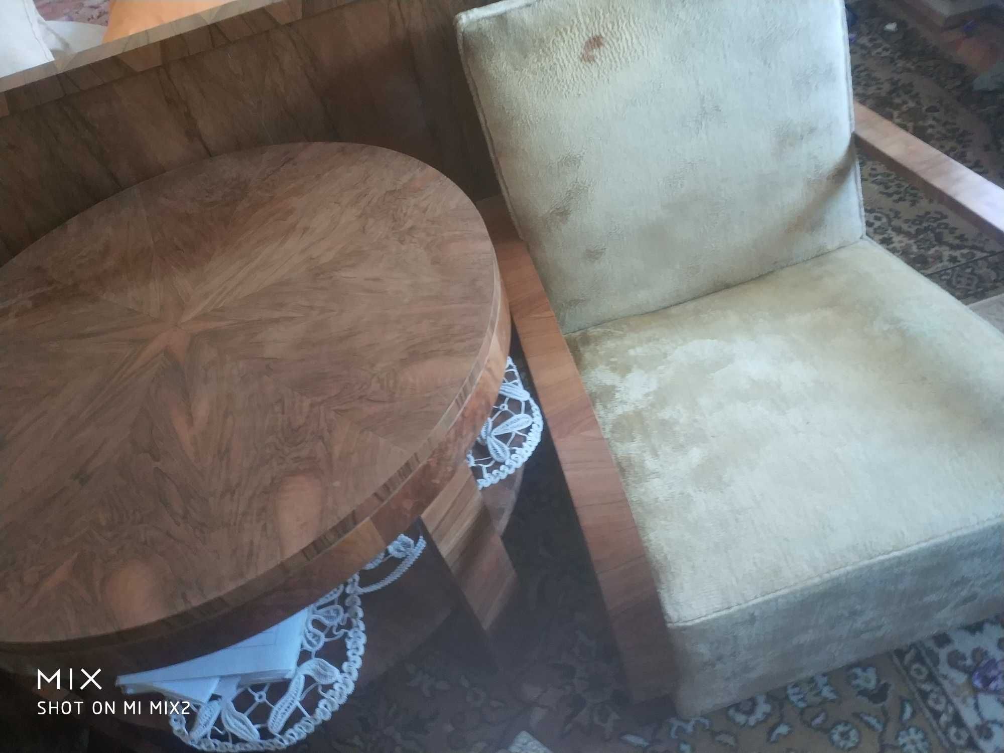 de vanzare 2 fotolii confortabile și masă rotundă din lemn masiv