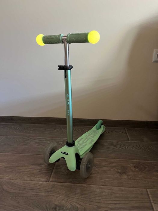 Тротинетка Micro Mini 2 Grow Deluxe Magic LED Mint