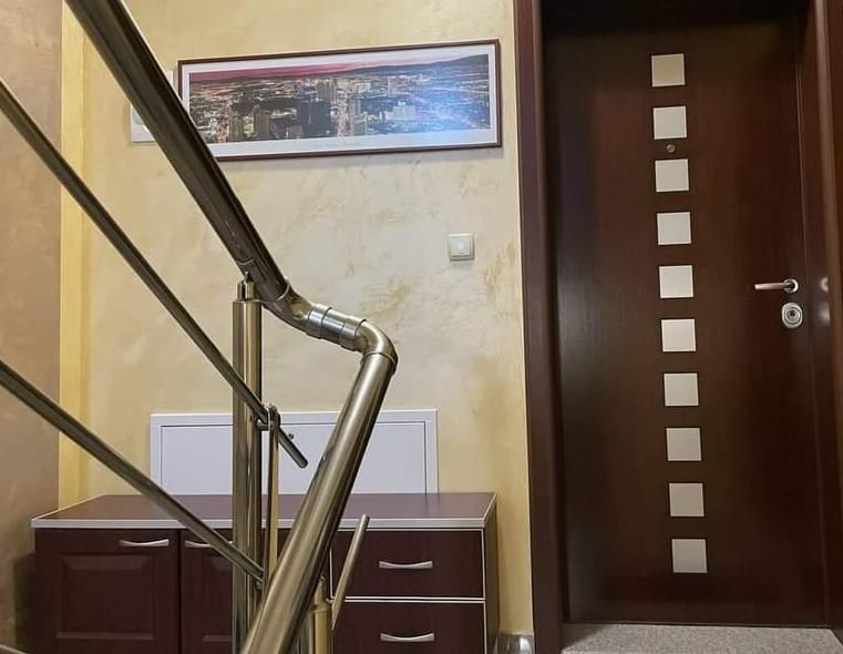 Дава се под наем Тристаен апартамент в Пловдив, Кършияка - 180 кв.м за 900 € - Снимка #2