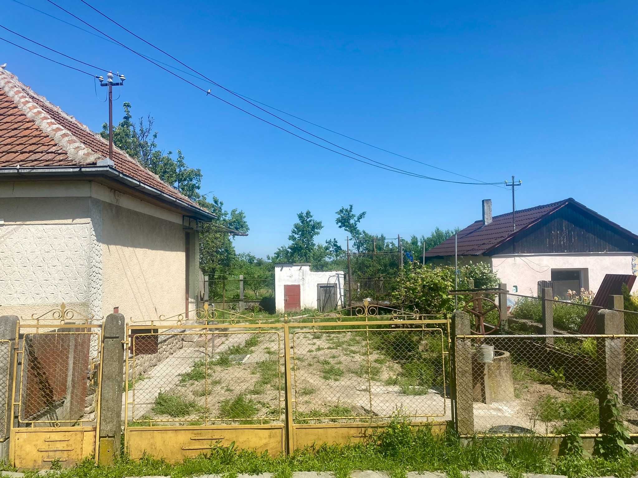 Casă situată în localitatea Lazuri