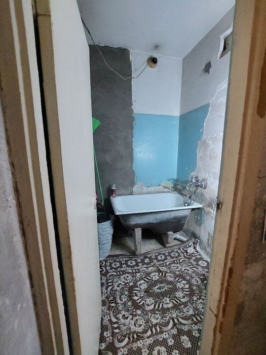 Срочно Продам Чиланзар Квартал 20 . 2/4/4 Балкон 1.5 ×6