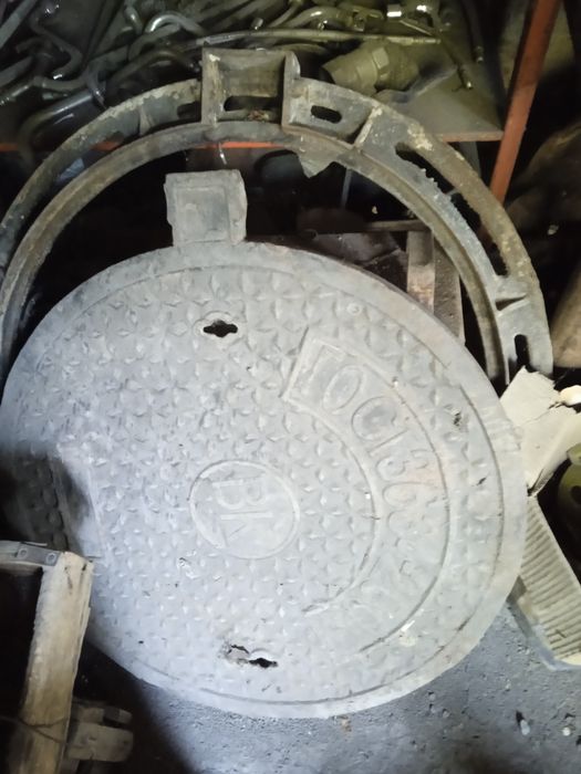 Чугунные люк на колодец СССР