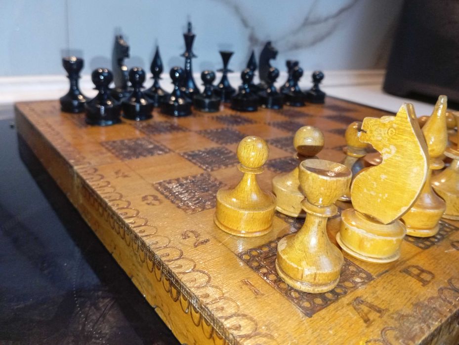 Шах с дървени фигури