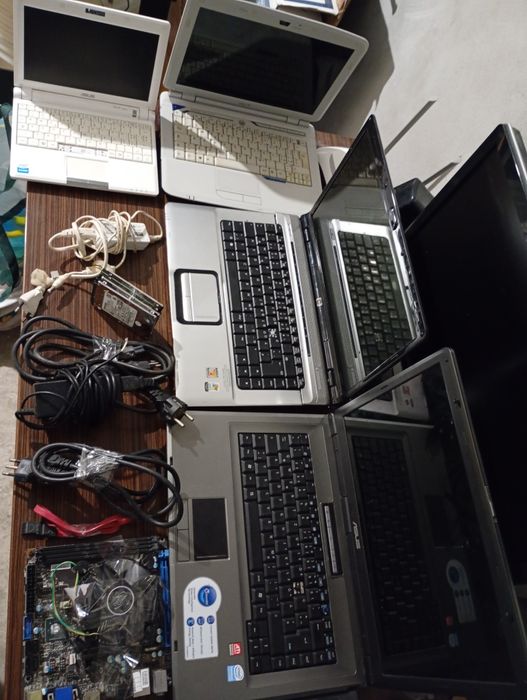 Vând laptopuri și o placa de bază