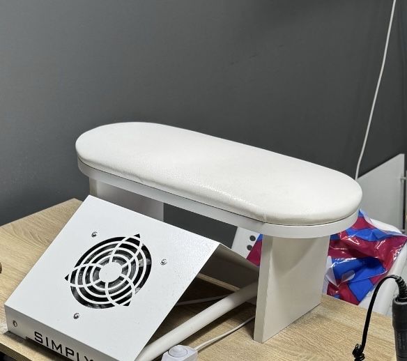 Продаи подставку 3000 тг без дефектов  , не в геле , чистая