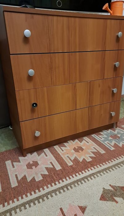 Продавам маса и скрин