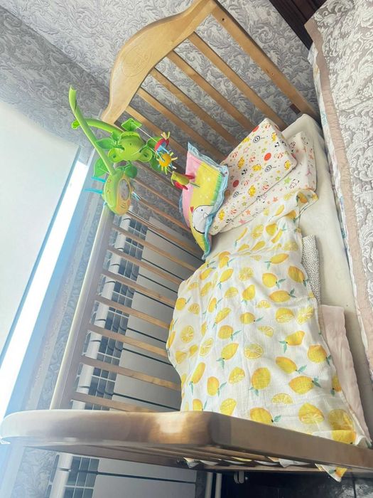 детская    деревянная    кровать   с   матрацем состояние нового