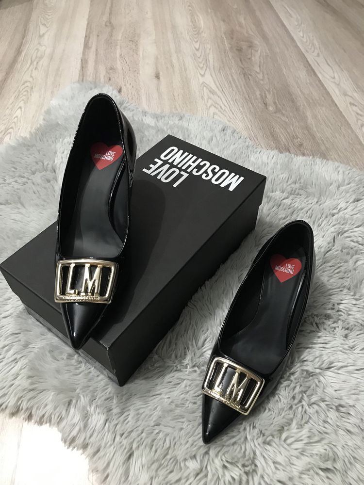 Love Moschino - Pantofi de piele lacuita, cu varf ascutit, Negru, 37