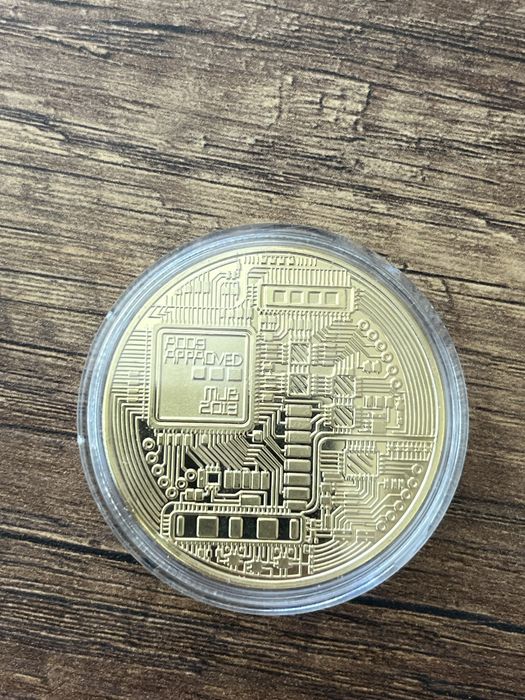 Позлатени монети и банкнота