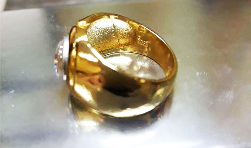 Златен Пръстен 18К жълто злато с камък Бял Топаз и печат