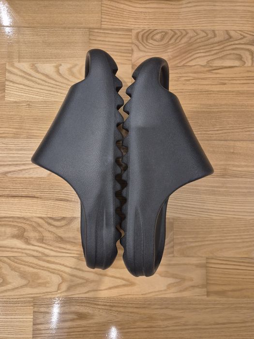 Yeezy slides Noi.