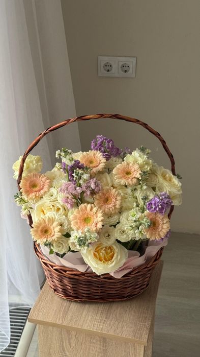 Корзина цветов букет 

Продам цветы 15 тыс с корзиной , стояли