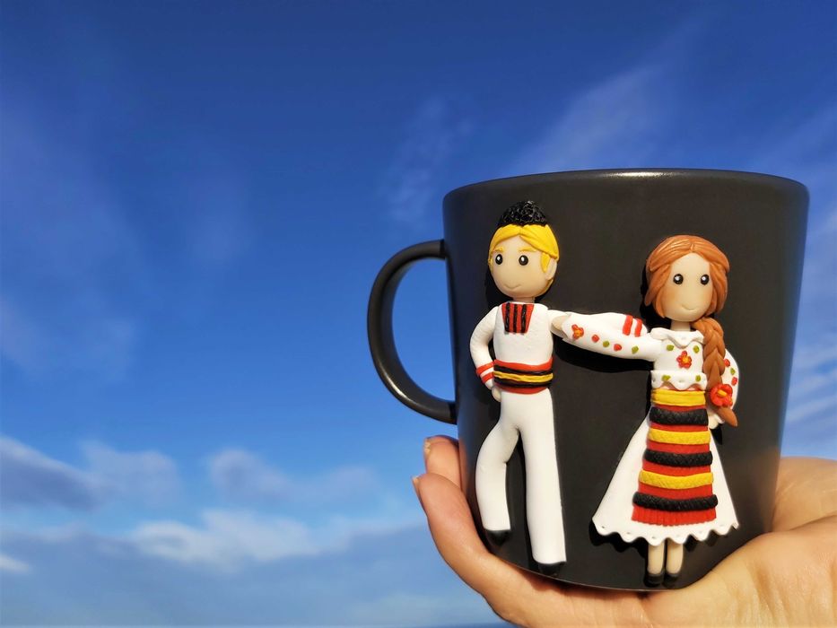 Cadou pentru bunici cana handmade cu dansatori folclor