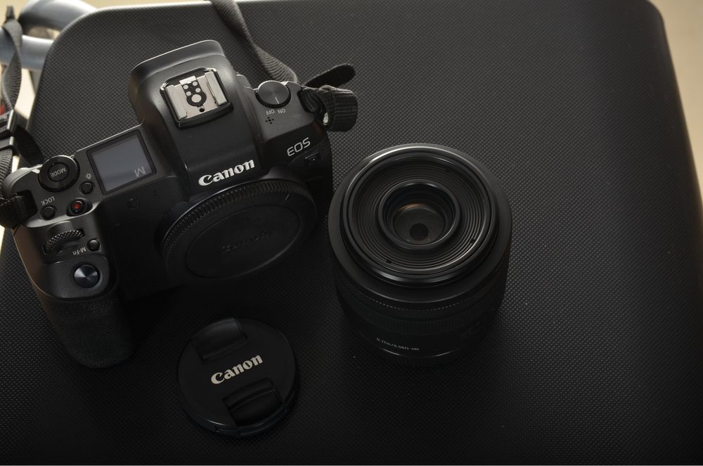 Срочно продам фотоаппарат Canon R и объектив Rf 35 mm 1.8 macro