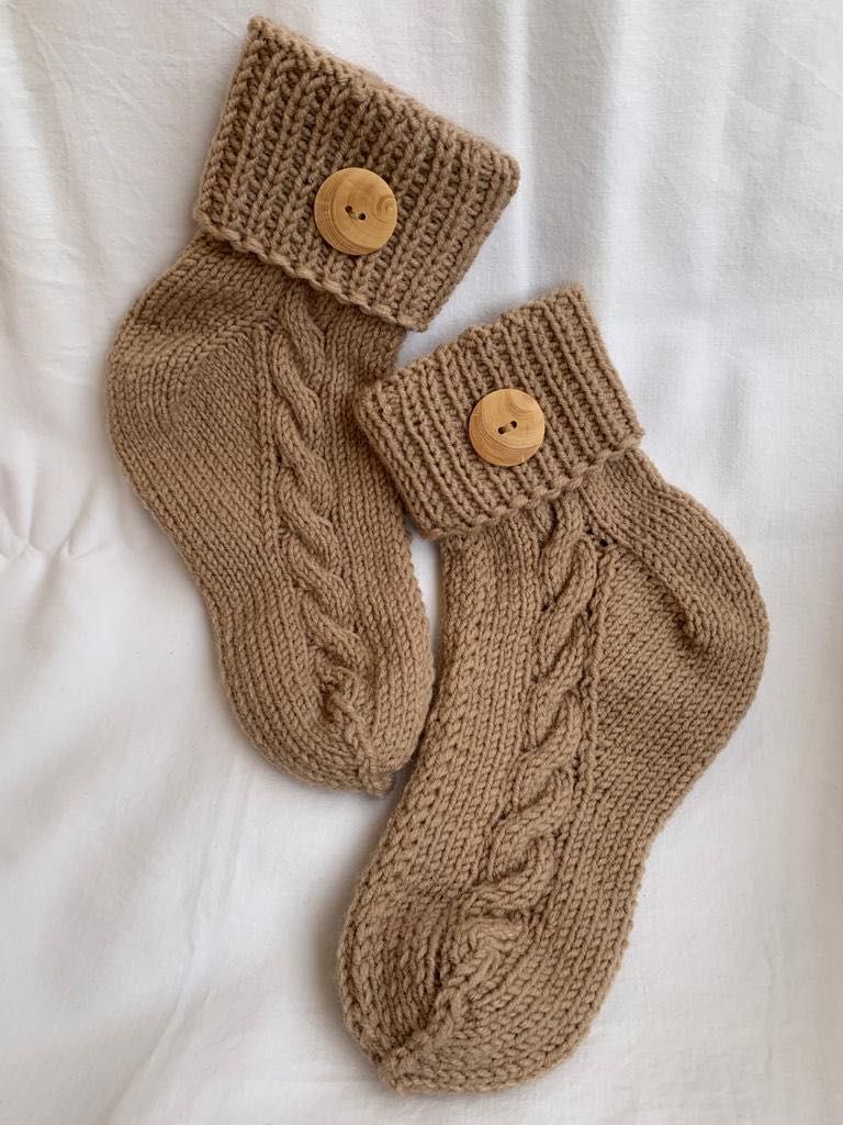 Ciorapi cu nasture aplicat din lana maro