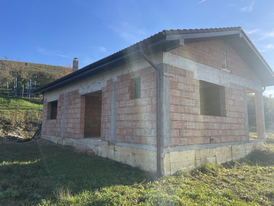 Vand Casa la rosu