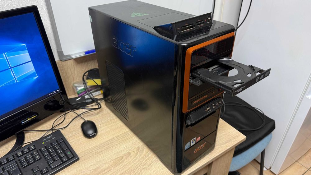 Vand calculator complet ( unitate PC + monitor + tastatura + mouse )