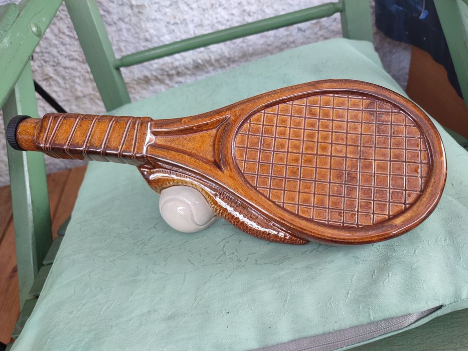 Sticla țuică/vișinată racheta de tenis