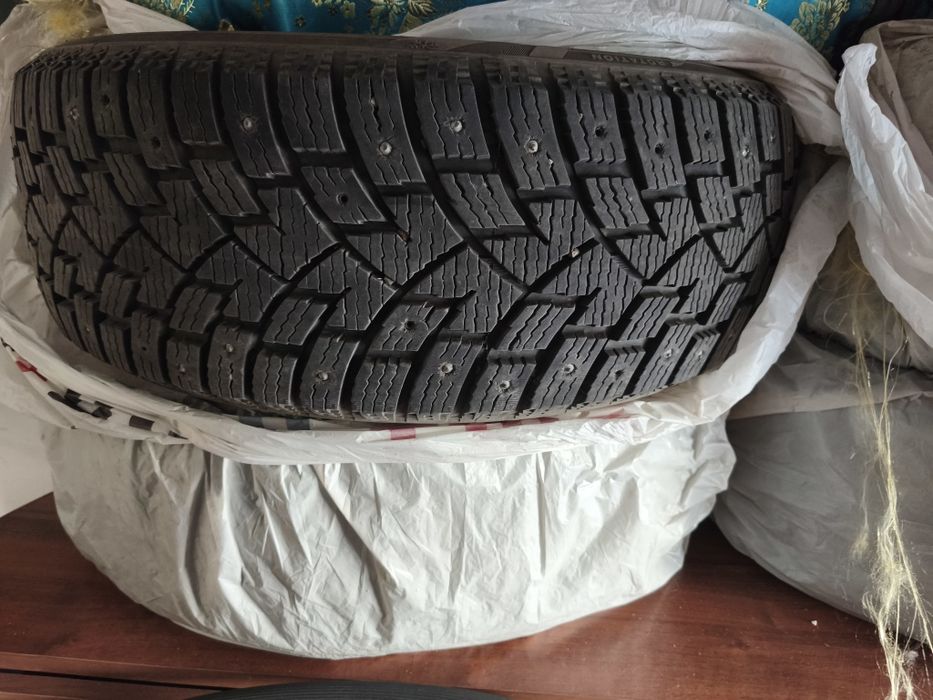 Продается зимние  шипованные шины бу