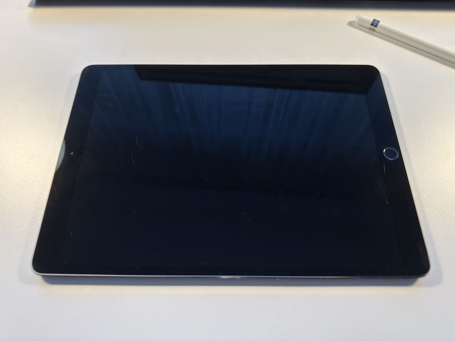 iPad Pro (10.5-inch) 64GB, Space Gray, Wi-Fi + Cellular