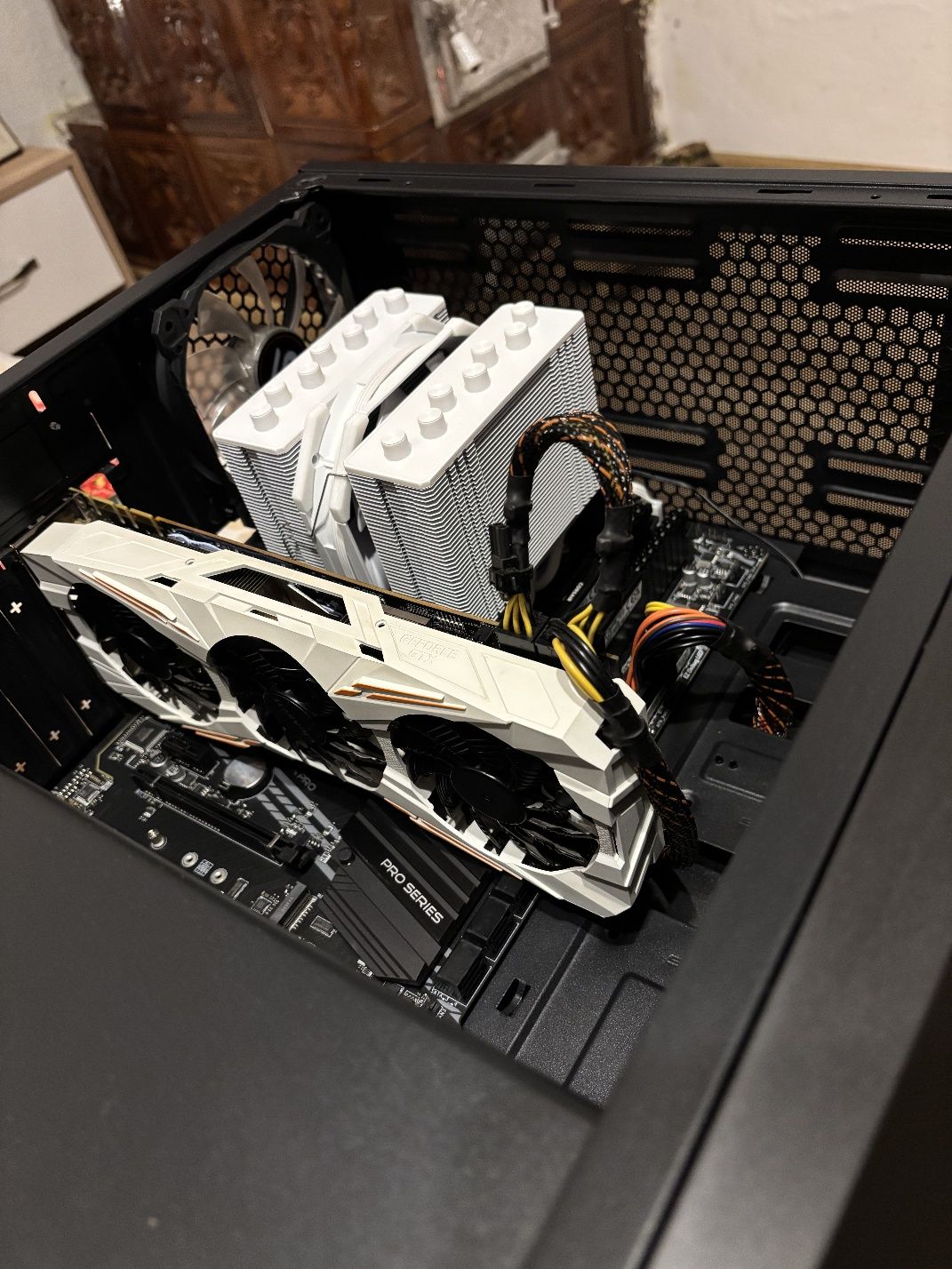 Vând unitate PC Gaming Ryzen 7 3800x, 16gb RAM, GTX 1080TI